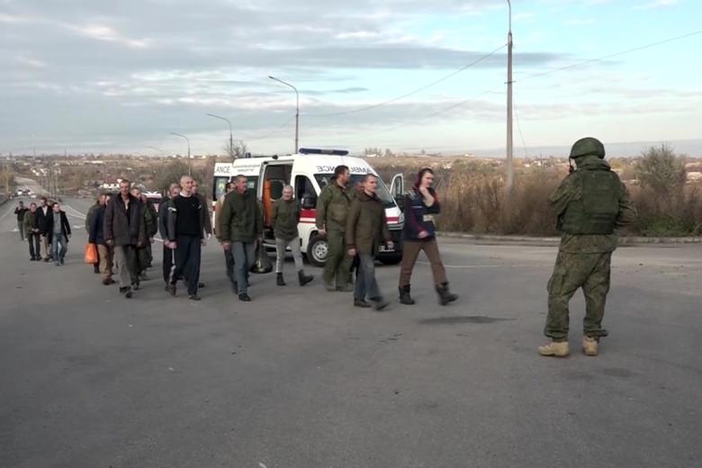 Российские военнослужащие, находившиеся в украинском плену, во время обмена военнопленными
