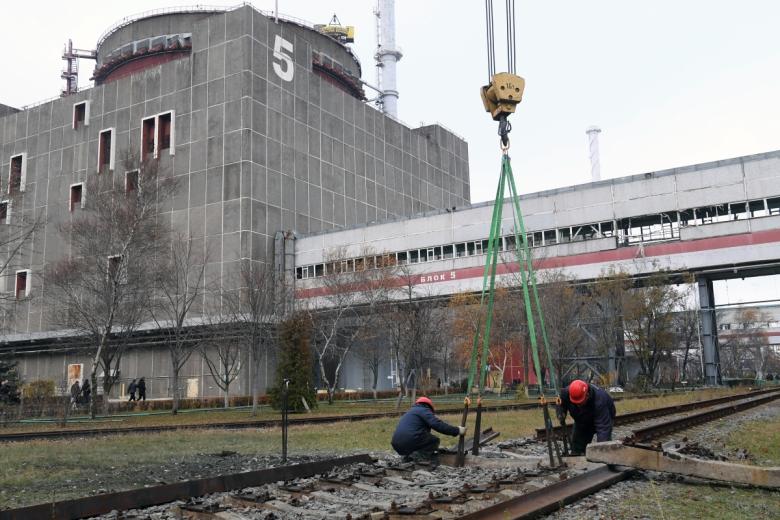 Ремонт железнодорожных путей у 5-го энергоблока Запорожской атомной электростанции после недавних обстрелов со стороны ВСУ