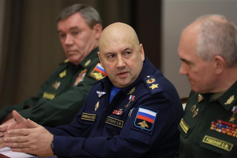Генерал Сергей Суровикин (в центре)