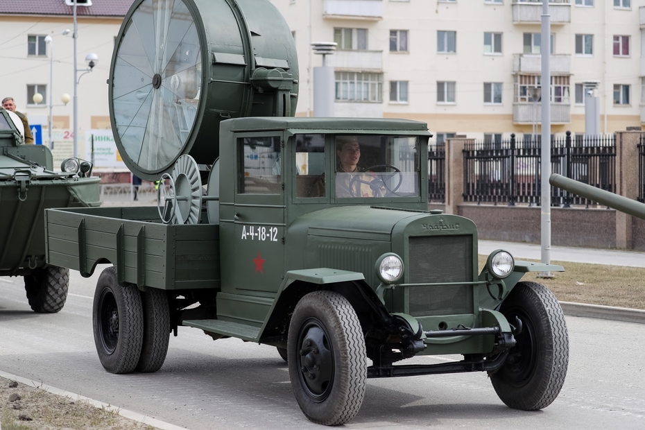 Грузовой автомобиль ЗИС-5 с прожекторной станцией во время репетиции парада с участием исторической военной техники