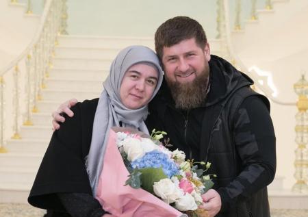 Рамзан Кадыров вручил своей жене благодарственное письмо от Путина