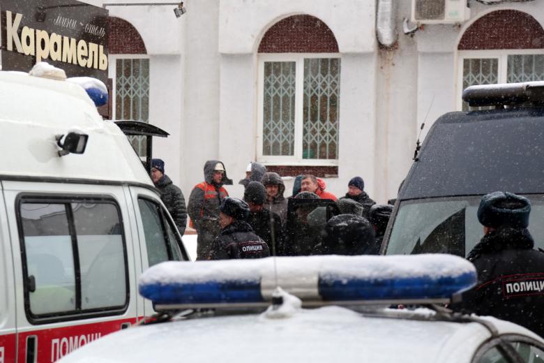 Россия. Пермь. Сотрудники правоохранительных органов у здания мини-отеля "Карамель". Ночью 20 января 2020 года в Индустриальном районе города Перми в мини-отеле "Карамель"