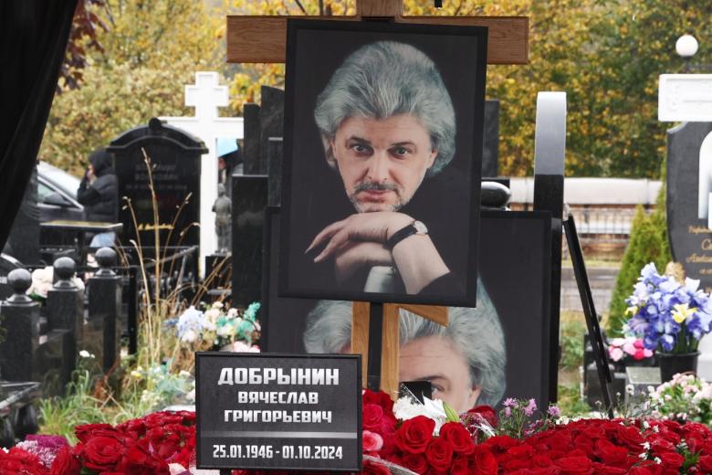 Могила композитора Вячеслава Добрынина в Москве