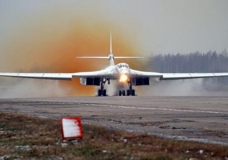 Бобмардировщики Ту-160 полетали над Индийским океаном