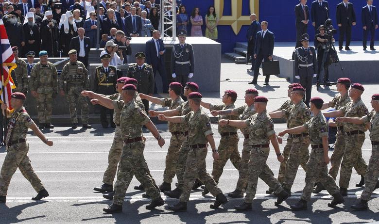 Солдаты британской армии на военном параде в Киеве