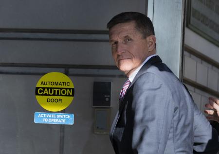 Суд в США обязал закрыть дело экс-помощника Трампа