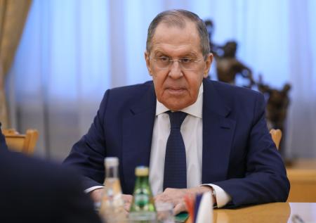 Лавров выразил недоумение из-за продолжения «истерии» Запада
