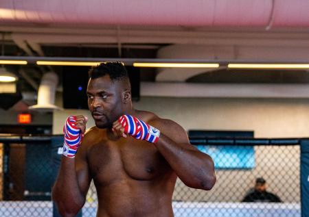 Хороший Парень против Хищника: турнир UFC определит лучшего тяжеловеса