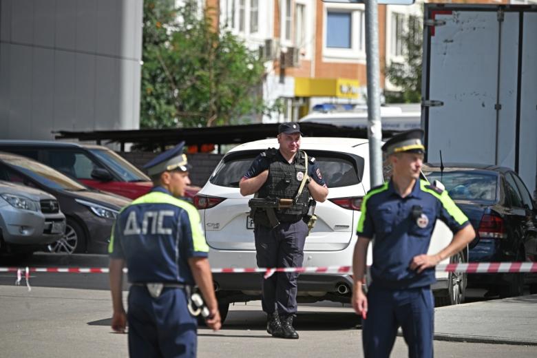 Сотрудники полиции у дома на Синявинской улице, во дворе которого взорвался внедорожник Toyota Land Cruiser
