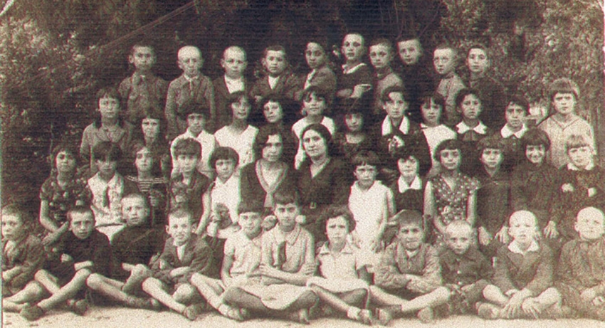 Группа еврейских детей с учителями, Едвабна 1938