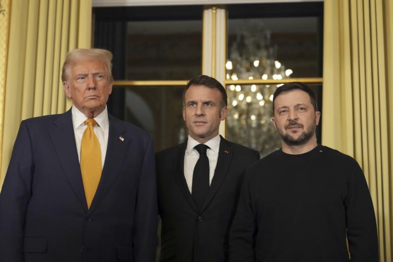 Дональд Трамп, Эммануэль Макрон и Владимир Зеленский на встрече в Елисейском дворце в Париже