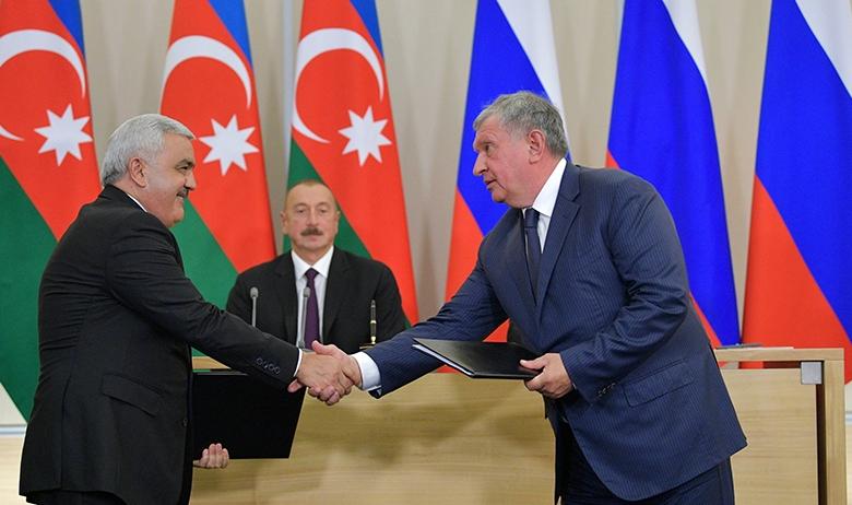 Президент SOCAR Ровнаг Ибрагимович Абдуллаев, Президент Азербайджана Ильхам Алиев и главный исполнительный директор ПАО "НК "Роснефть" Игорь Сечин