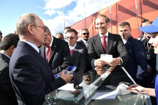 Владимир Путин и Денис Мантуров покупают мороженое
