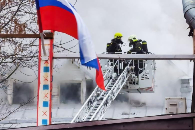 Пожарно-спасательные подразделения на месте возгорания в ресторане «Тарас Бульба»