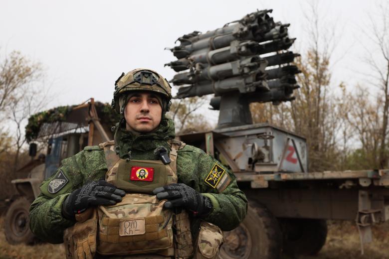 Военнослужащий во время работы расчета реактивно-бомбометной установки РБУ 6000 мотострелковой дивизии 3-го армейского корпуса Южной группировки войск в зоне СВО