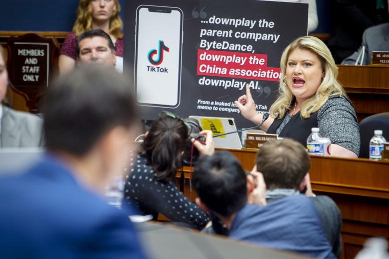 Представитель США Кэт Каммак задает вопросы гендиректору TikTok  Шоу Цзы Чу