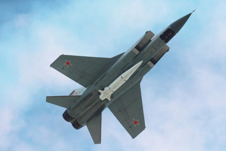 Истребитель-перехватчик МиГ-31К с гиперзвуковой ракетой «Кинжал»