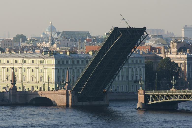 Санкт-Петербург. Разведенный Троицкий мост через Неву