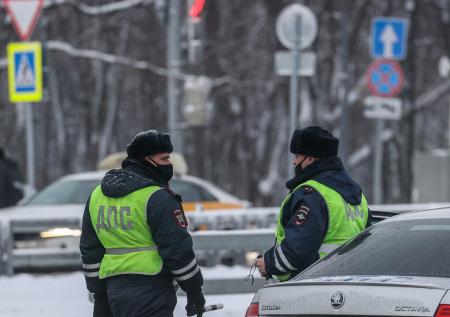 Неадекватный пассажир такси устроил ДТП в Омске