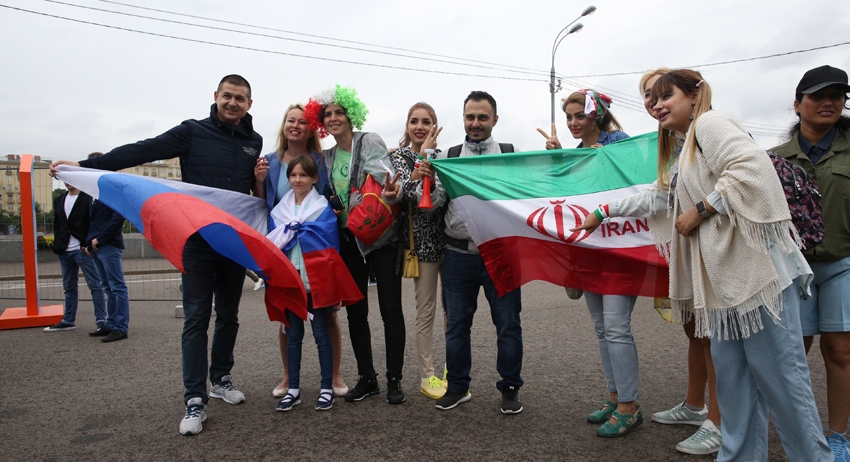 Празднующие с флагами России и Ирана