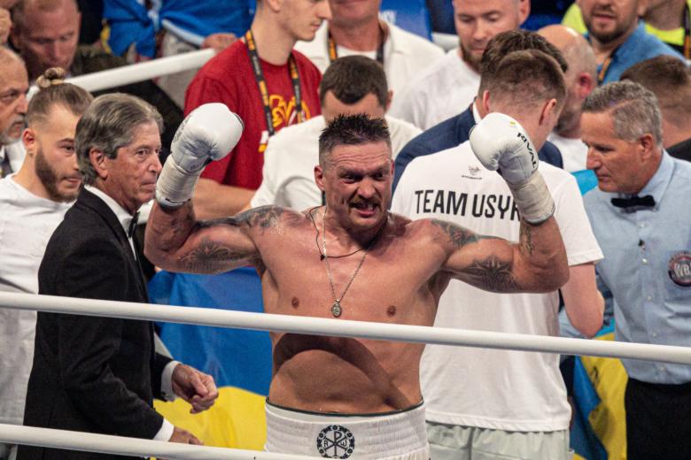 Александр Усик досрочно победил Даниэля Дюбуа в чемпионском бое