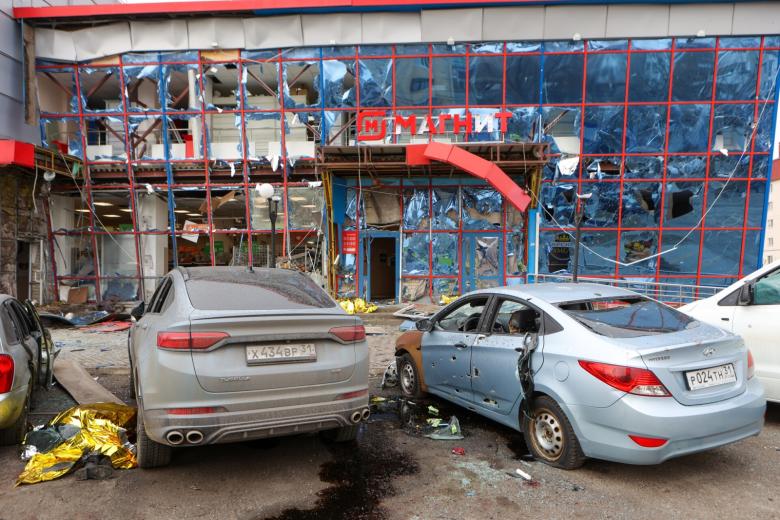 Белгород. Автомобиль у здания, поврежденного в результате обстрела города, на улице Плеханова