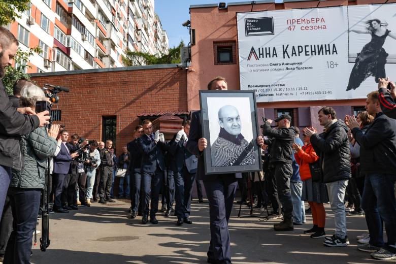 Россия. Москва. Церемония прощания с актером Вячеславом Гришечкиным у Московского театра на Юго-Западе