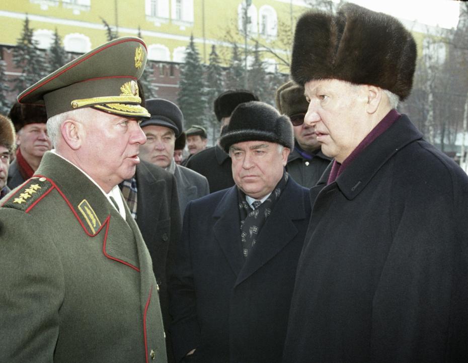 Премьер-министр РФ Виктор Черномырдин (в центре), президент РФ Борис Ельцин (справа) и министр обороны РФ Игорь Родионов (слева)