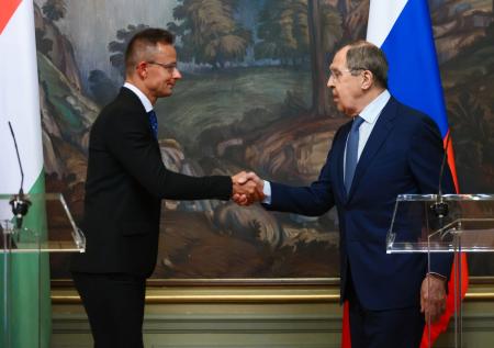 «А у вас в квартире газ. А у нас?»: глава МИД Венгрии прилетел в Москву