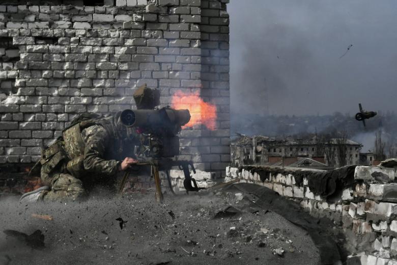 Боец ЧВК «Вагнер» ведет огонь из противотанковой управляемой ракеты (ПТУР) по позициям ВСУ в Артёмовске