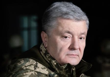 Порошенко смог уехать за границу с третьей попытки