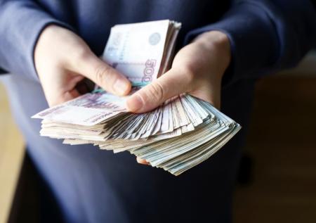 Стало известно, кому могут повысить оклад этой осенью
