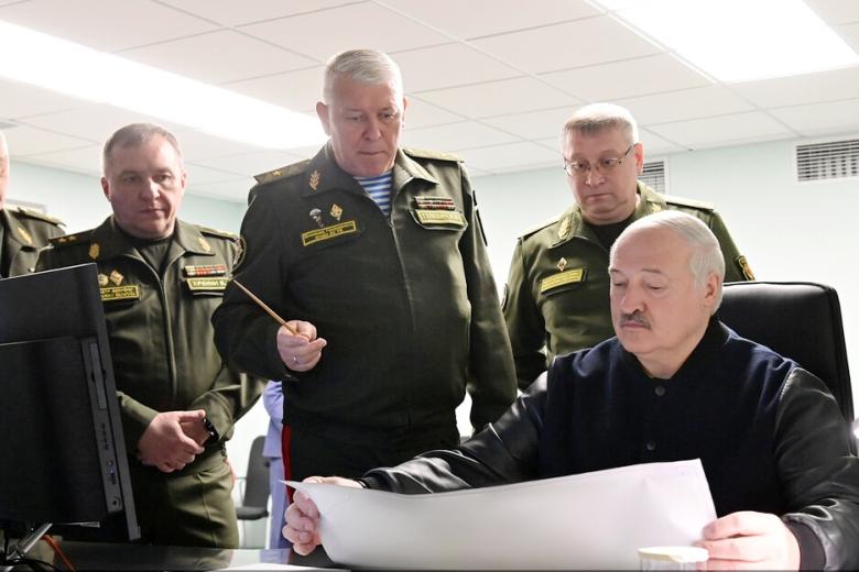 Александр Лукашенко (справа)