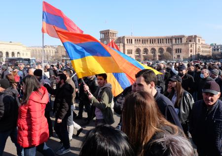 Риски для диалога: фоном встреч по Карабаху становятся волнения в Ереване