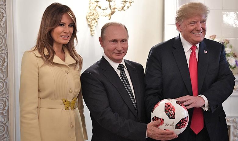  Президент РФ Владимир Путин и президент США Дональд Трамп (справа) с супругой Меланьей с мячом чемпионата мира 2018 по футболу во время встречи в Хельсинки