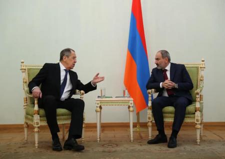 МИД РФ объяснил отсутствие российского флага на встрече Лаврова и Пашиняна