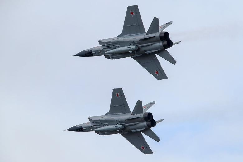 Пара МиГов-31, оснащенных сверхзвуковым ракетным комплексом «Кинжал»
