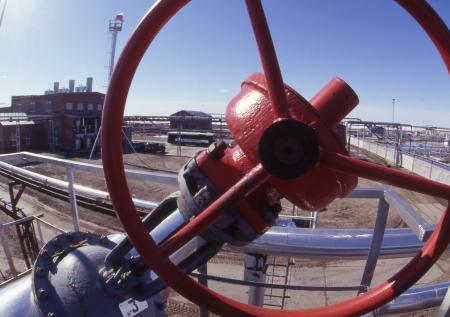 Артиллеристы ЦВО обстреляли нефтяную скважину и потушили пожар на ней