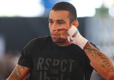 Экс-чемпион UFC Вердум проиграл нокаутом дебютный бой в PFL
