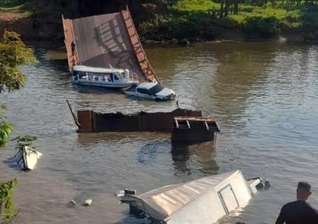 Мост вместе с автомобилями рухнул в реку в Бразилии