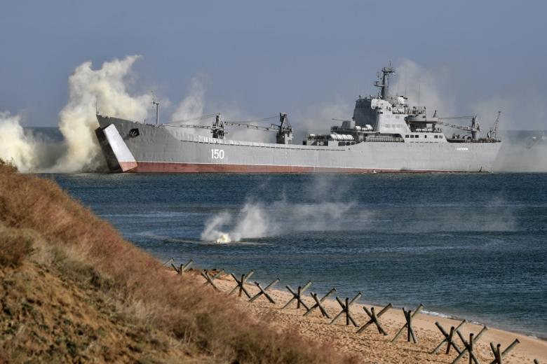 Большой десантный корабль «Саратов» во время высадки десанта морской пехоты с техникой