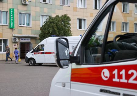 В Екатеринбурге в колледж вбежала женщина и залила пол кровью
