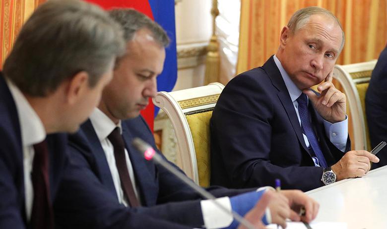 Вице-премьер Аркадий Дворкович (слева), президент РФ Владимир Путин (справа)