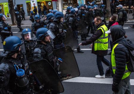 Более 150 человек госпитализированы после митинга «желтых жилетов» в Париже