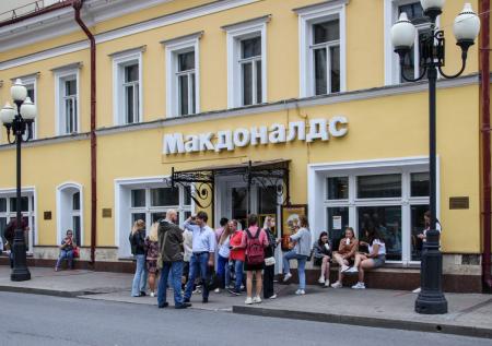 Логотип нового «Макдоналдса» оказался похожим на редизайн оригинального