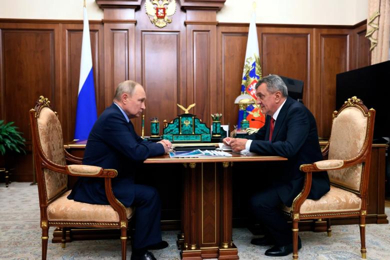 Президент РФ Владимир Путин и глава Республики Северная Осетия — Алания Сергей Меняйло
