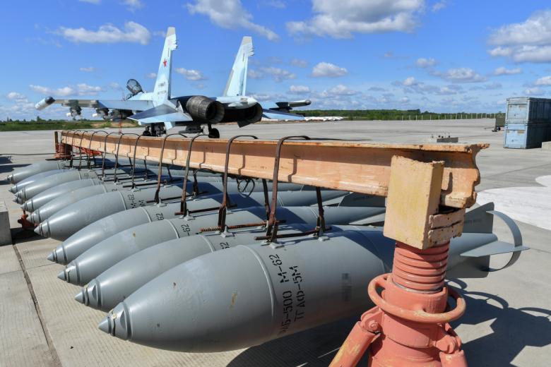 Авиабомбы ФАБ-500 на полевом аэродроме, где базируются самолеты ВКС РФ, задействованные в специальной военной операции