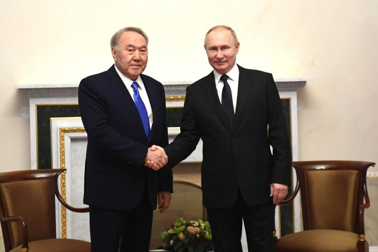 Президент России Владимир Путин с экс-президентом Казахстана Нурсултаном Назарбаевым
