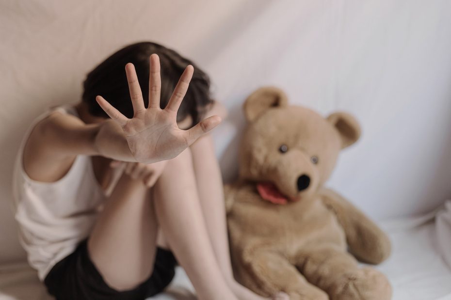 Продавали жуткие кадры: чета педофилов насиловала умственно отсталого сына