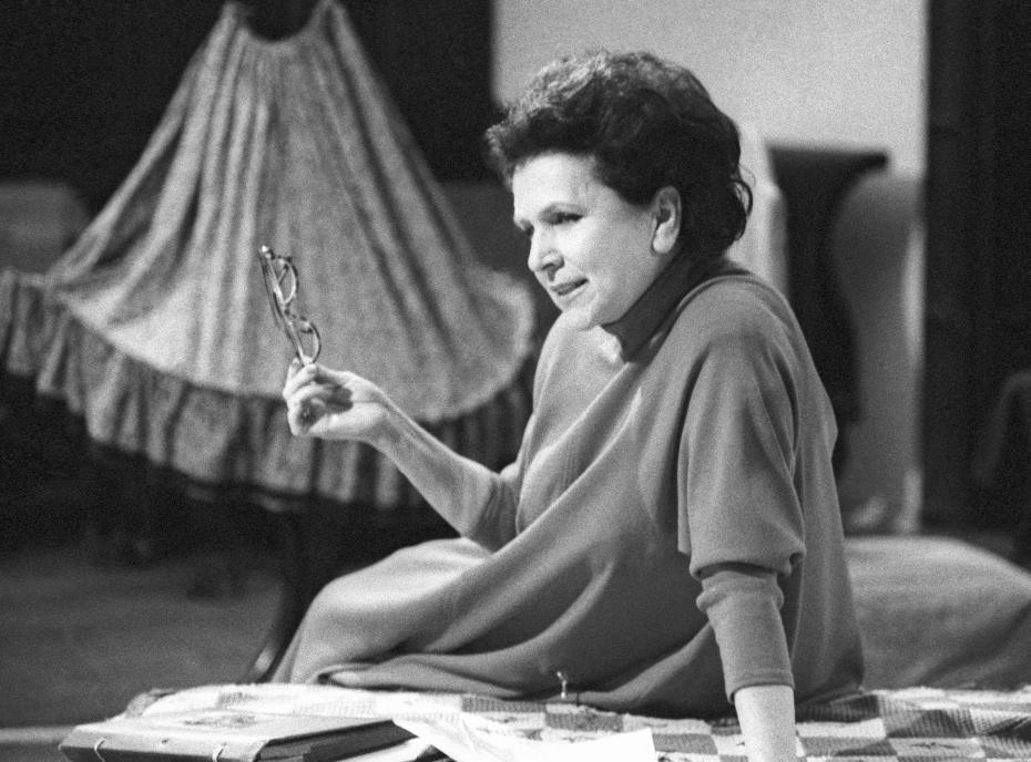 Певица Галина Вишневская, сыгравшая роль Екатерины Великой в спектакле «За зеркалом» на сцене театра МХТ имени Чехова, во время репетиции, 1994 год